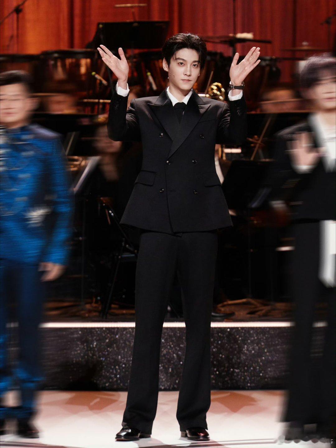 田栩宁 txn未完待栩 “很庆幸能在炽热的青春里遇见你。”  𝐈 𝐚𝐦 ?