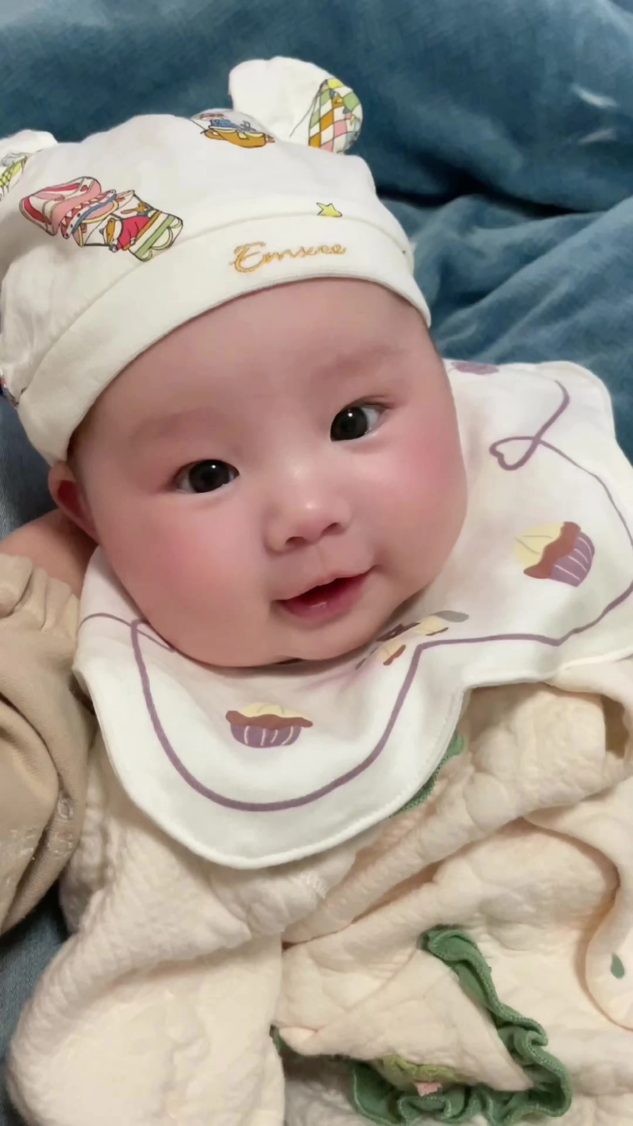 俺小时候可是森林里长得最可爱滴 嘿嘿，俺小时候可是整个森林里长得最可爱滴～