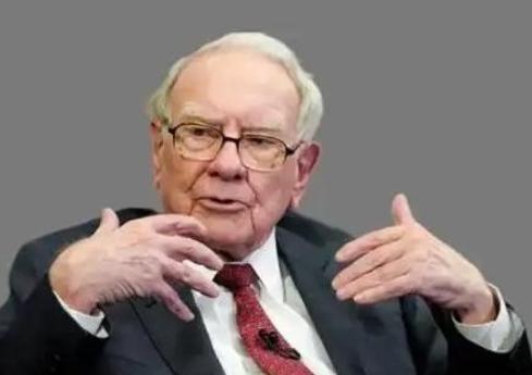 95岁巴菲特退休爆预言：“美日会更强大”！人们在猜“咋不提中国”时，没成想他关于