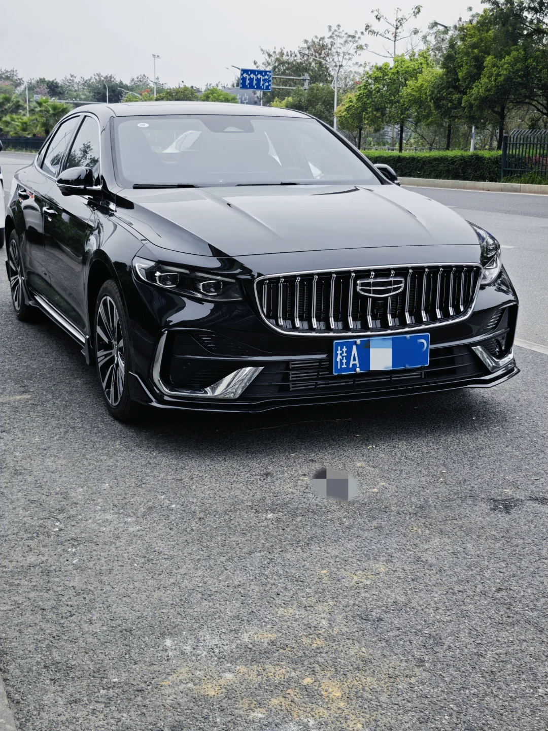 哇塞！那辆黑色的吉利星瑞，简直帅得把我狠狠拿捏了！我可太喜欢我的车啦！虽说刚提车