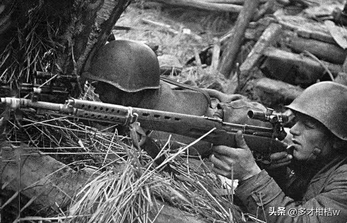 虽然第二次世界大战的苏军士兵对于其手中的SVT-40半自动步枪反复无常均是对其评