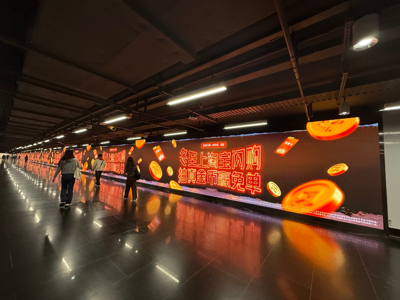 哇，陆家嘴地铁站点亮了万家灯火外卖柜，这满屏的幸福感快要溢出屏幕了，最后还有金币