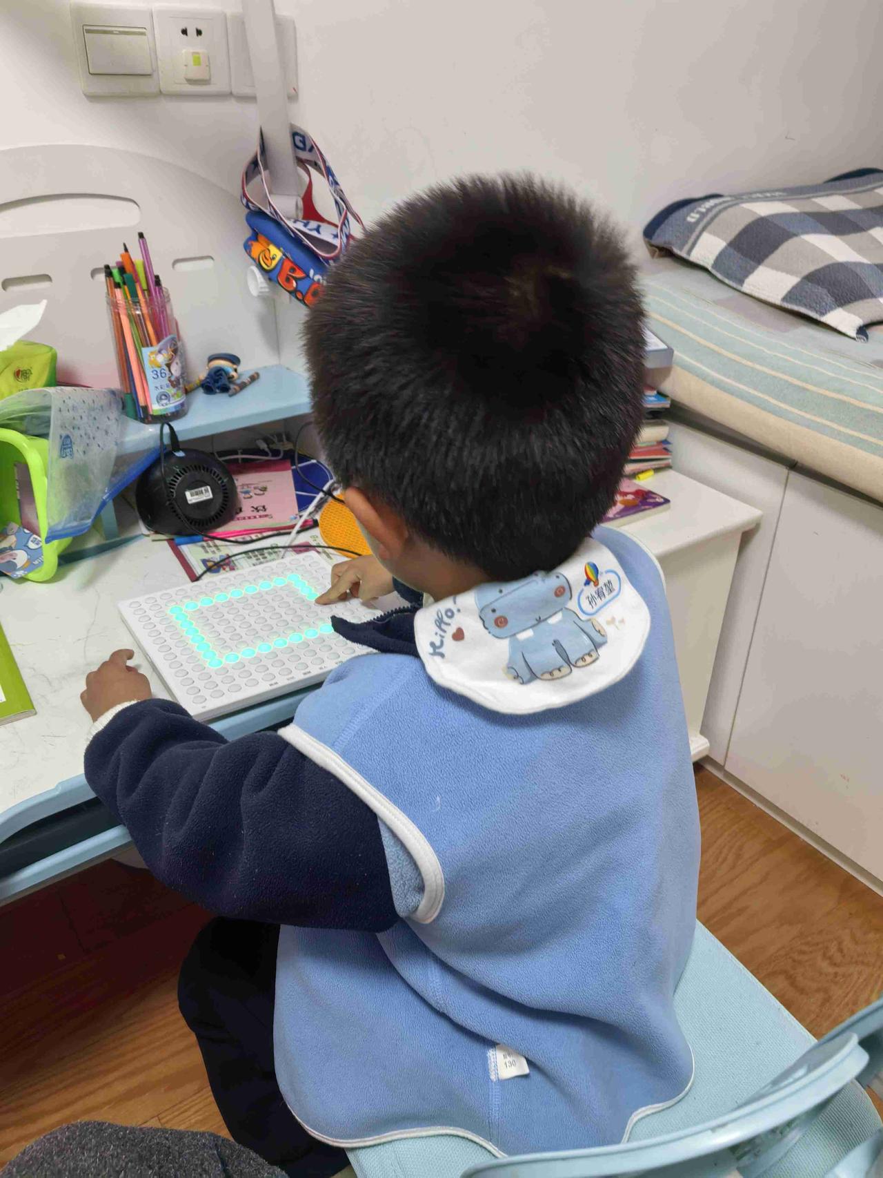 我家5岁多的大孙子从幼儿园回来告诉我，他们幼儿园要开展跑酷比赛了，我还不知道什么