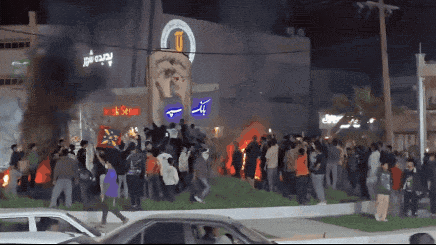 哈梅内伊死亡：伊朗民众推翻雕像庆祝，萨达姆和卡扎菲雕像笑而不语！伊朗宣布哈梅内伊