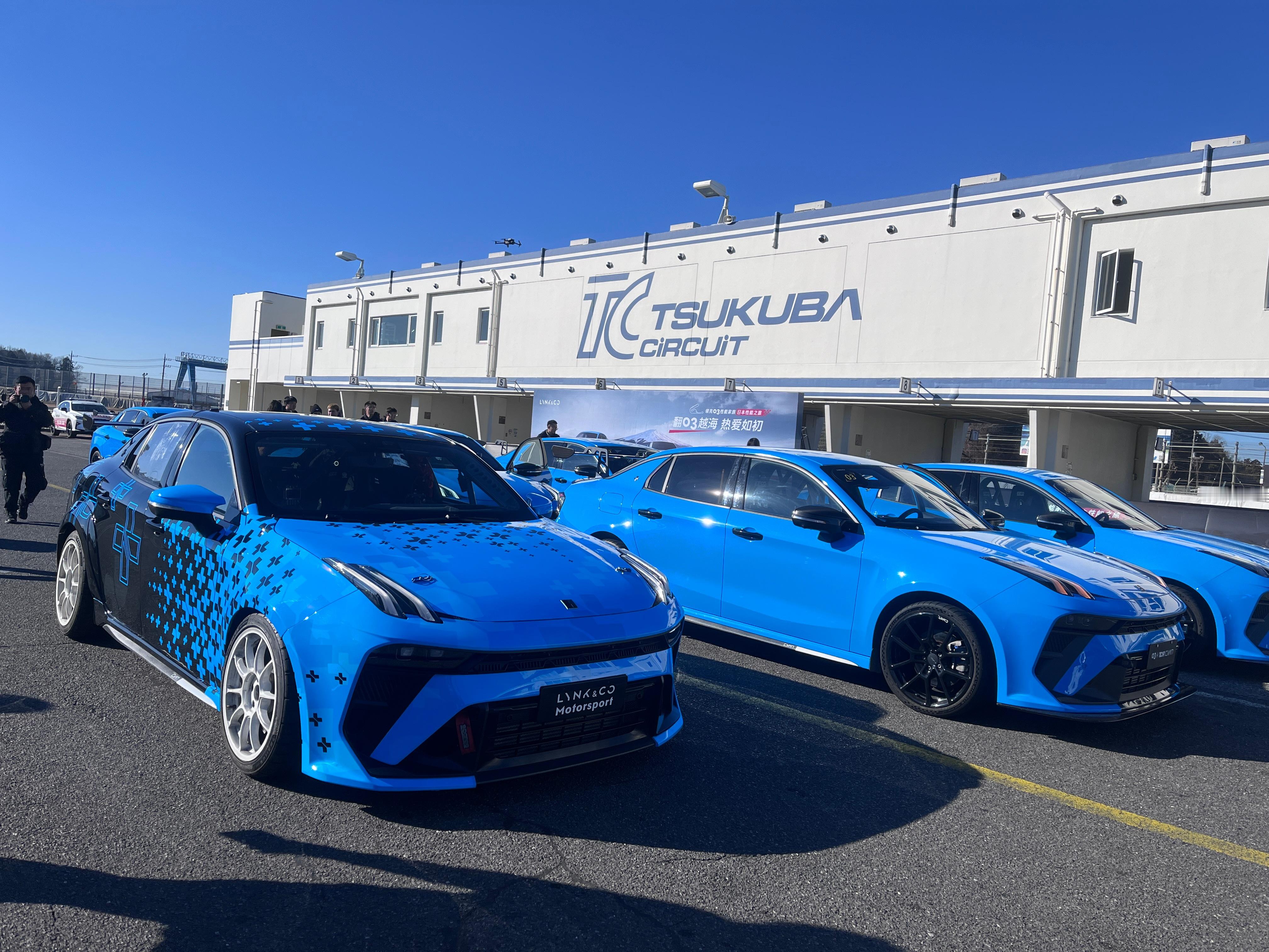 凌晨2点筑波周围的酒店停车场…很巧和白天的主角一样都是蓝色跑赛道的车，今天在筑波