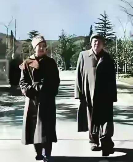 看这张照片，毛主席风度翩翩、气宇轩昂！脚踏祖国大地，放眼世界风云，淡定从容！
看