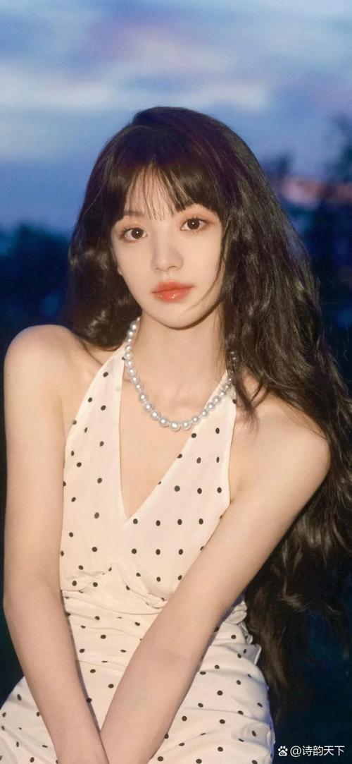 近日，田曦薇以一袭白裙惊艳亮相某活动现场，瞬间成为全场焦点，甜度直接拉满，让无数