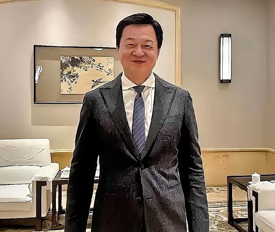 统派硬核加持！周锡伟成郑丽文破局关键
 
当郑丽文在马场町秋祭现场被恶意攻击，一