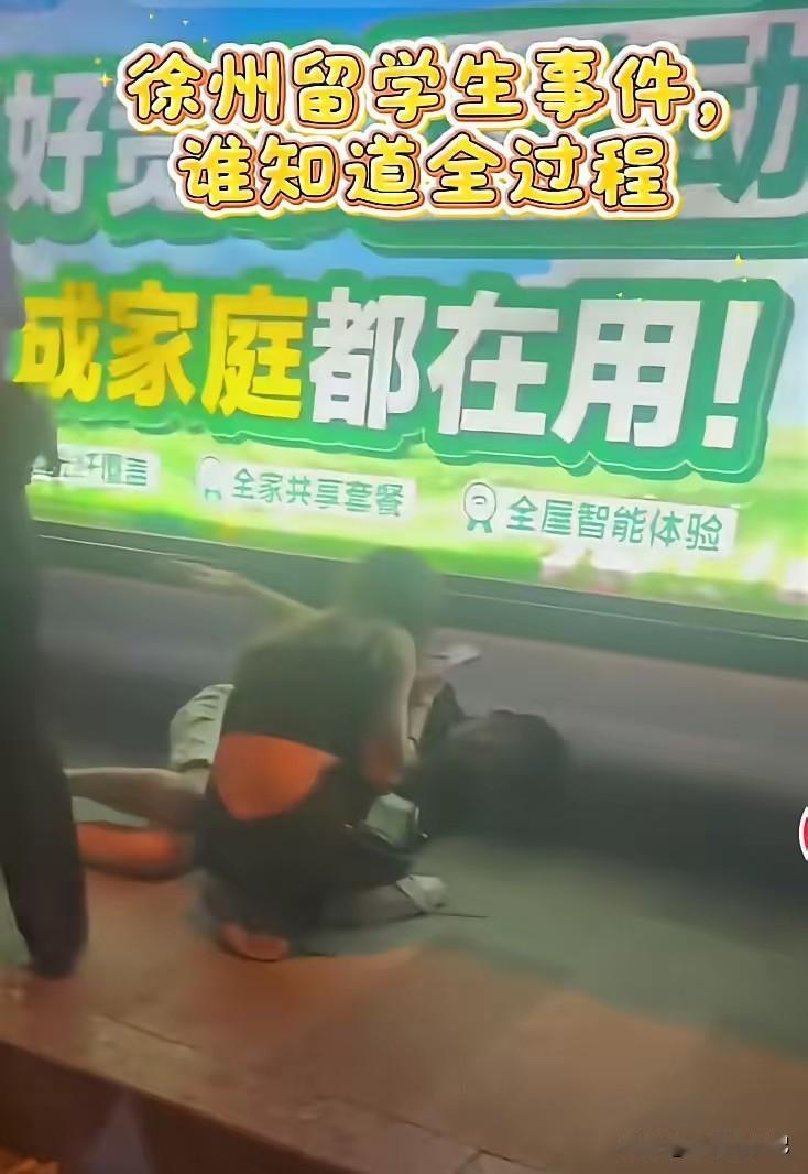 在徐州，一对外国男女发现前面排队的人都是我国人，于是插队了。

谁知被一位大姐制