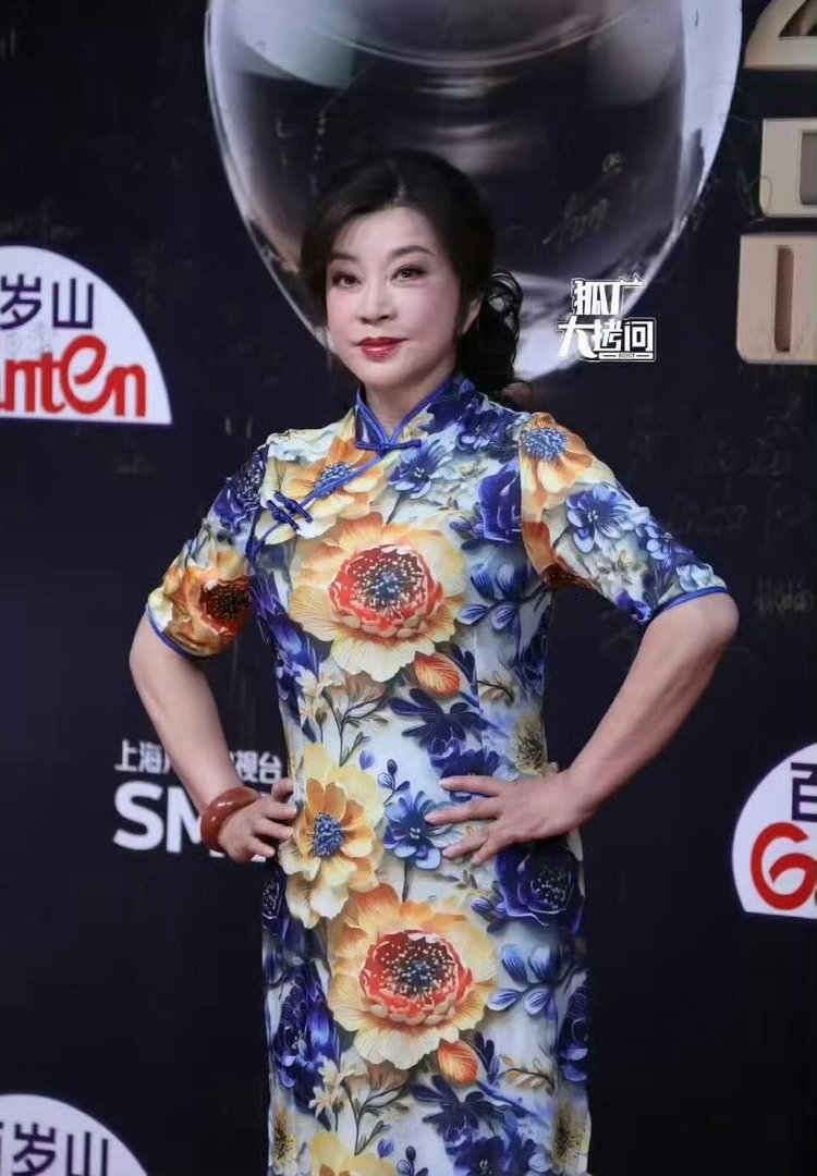 刘晓庆线下活动状态刘晓庆活动穿了短裙 谁能想到这是75岁的状态啊！刘晓庆一身亮色