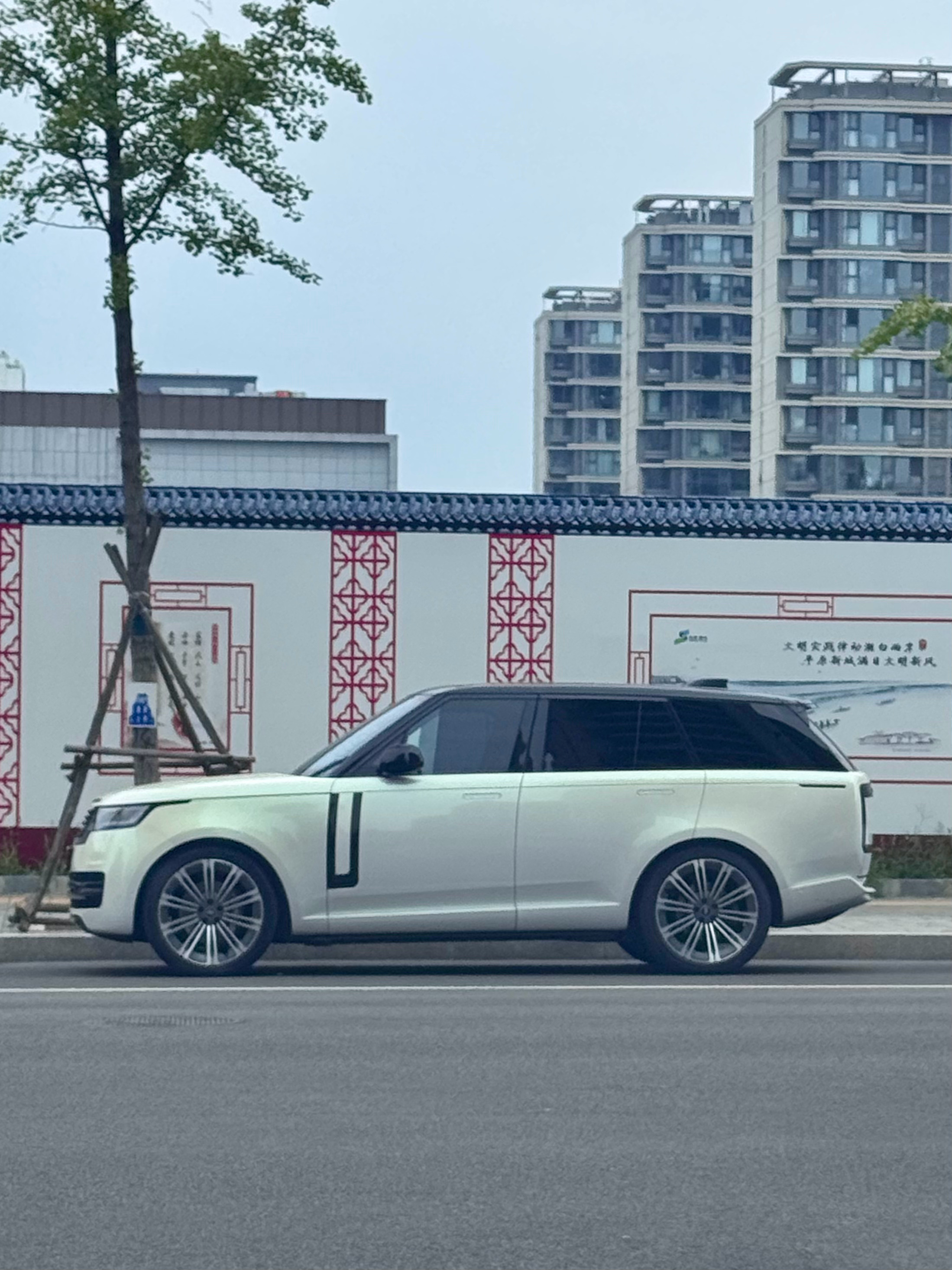 今天出门就看到一台 标轴揽胜这代揽胜试驾时候，我就很喜欢标轴版本，自己开有揽胜所