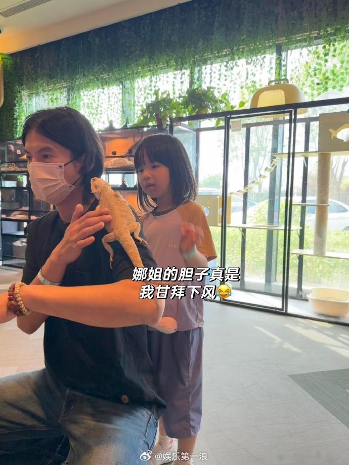 宋宁峰张婉婷风波后带娃出游宋宁峰张婉婷带娃出游 宋宁峰张婉婷风波后带娃出游。 