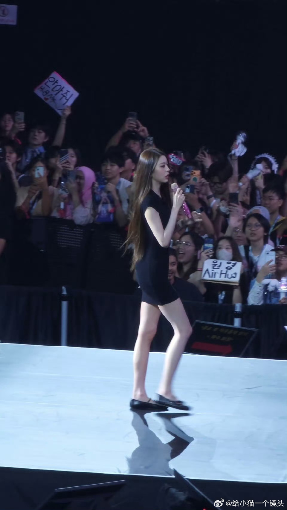 张元英吉隆坡彩排饭拍，平底鞋也这么好比例，应该是穿搭基础身材也基础，张元英穿搭基