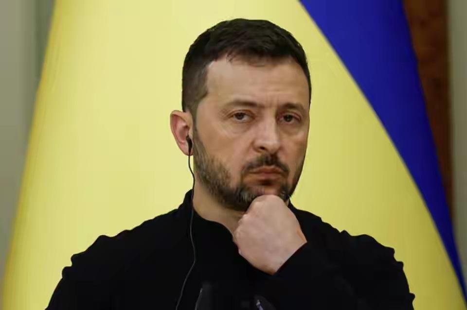 乌克兰总统泽连斯基让俄二选一，要么接受乌克兰停火方案，要么战斗到底！
罗鸿这哪是