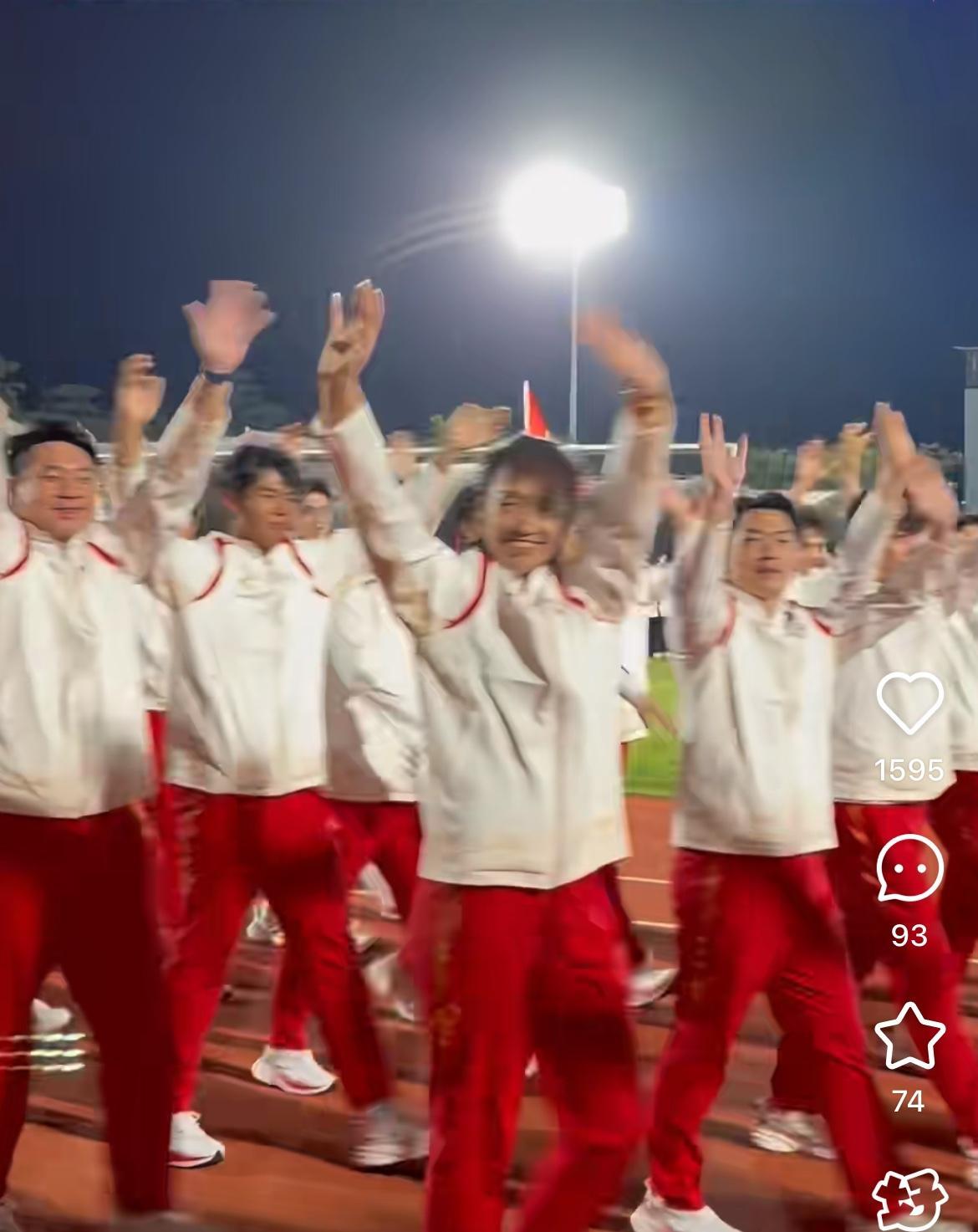 看！正向我们昂首走来的，是各省市自治区体育代表团的矫健身影——他们带着拼搏的热忱