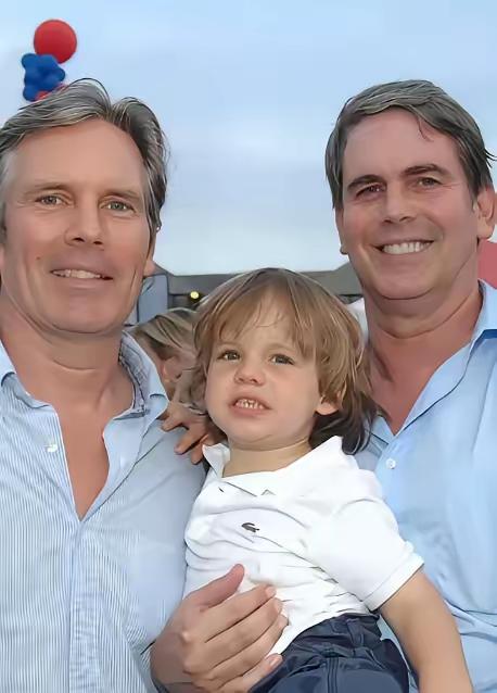 美周是一个千奇百怪的社会，同性恋合法结婚。这是美国财政部长欠森特和他妻子弗里曼和