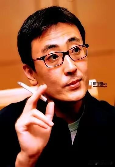 主持人窦文涛说，英国哲学家罗素的名言，这个世界最大的问题是个，聪明人犹豫不决，蠢