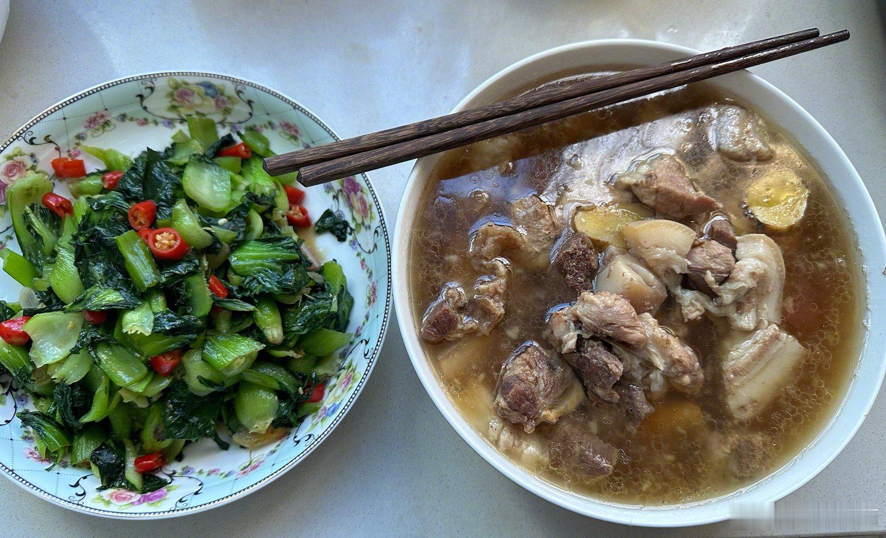 早起去买菜，想吃牛肉，又想吃猪肉，却不想多花费时间。就把牛肉和猪肉切块，放了点生