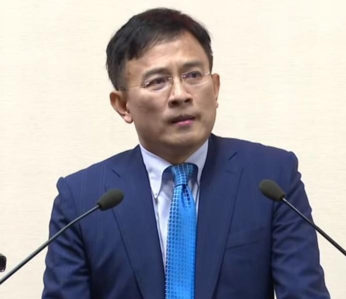 新加坡联合早报今天（8月23日）写道：“被台湾当局通缉的前媒体人彭文正接受中国大