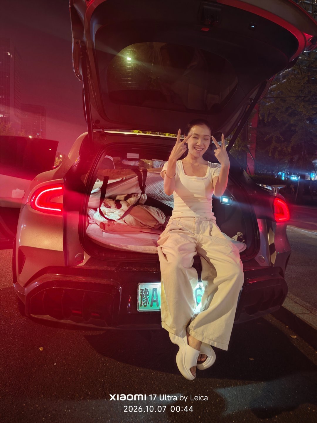 河南的朋友开了十多个小时的车过来，吃了一晚上的火锅，很开心！回家睡觉了，晚安！付