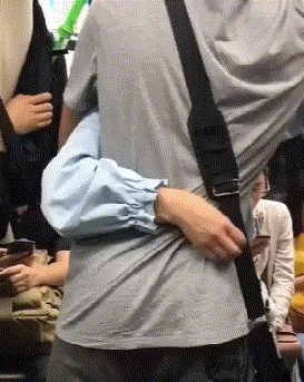 虽然我有座，但是我有点羡慕他们站着的了！