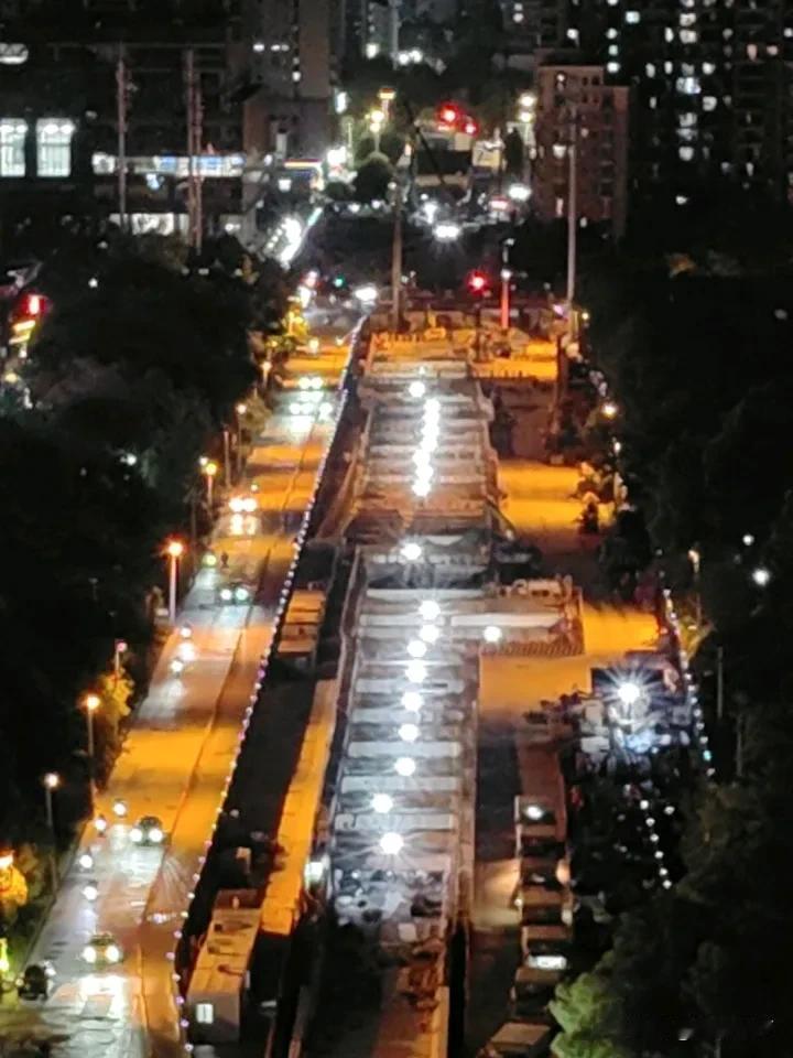 秦园东路两湖隧道短期内难以恢复正常通车。
秦园东路两湖隧道打围已有五六年，期间经