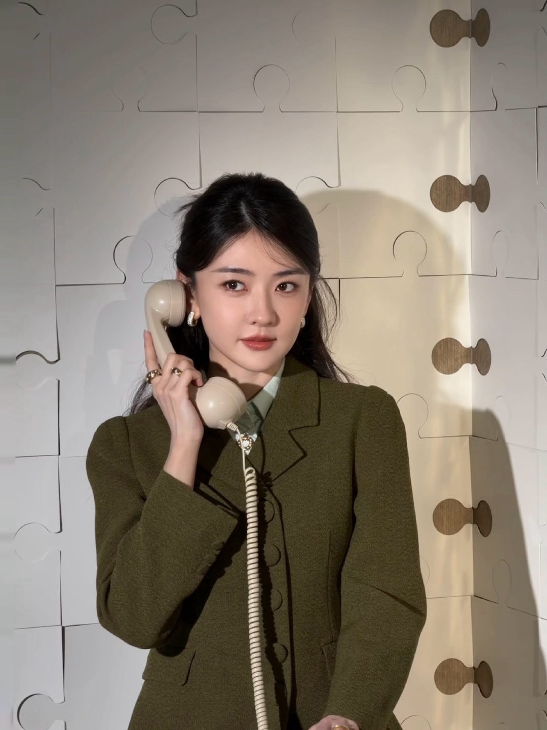 梁洁美成洋娃娃了 谁懂啊！梁洁颜值太能打，肤白貌美自带精致感，活脱脱一个娇俏洋娃