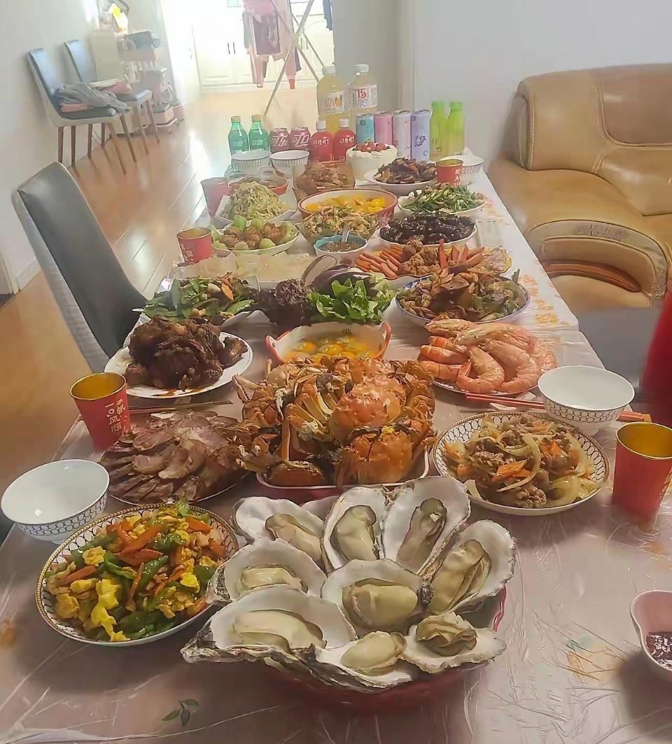 去两个朋友家做客，都是家宴，哪个朋友家的家宴更好一点，更上档次 