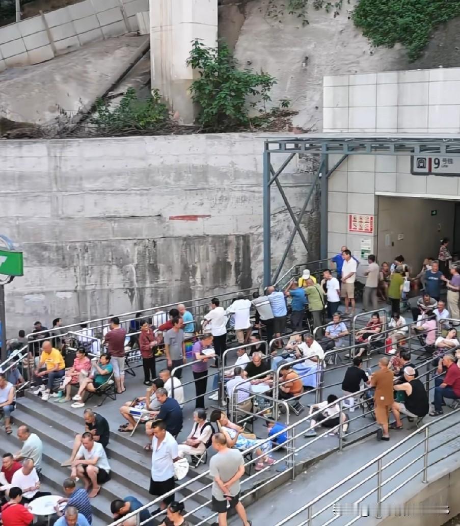 刷到深圳地铁设置了24个纳凉点，一查才发现，重庆竟有158座轨道站点开放了专属纳