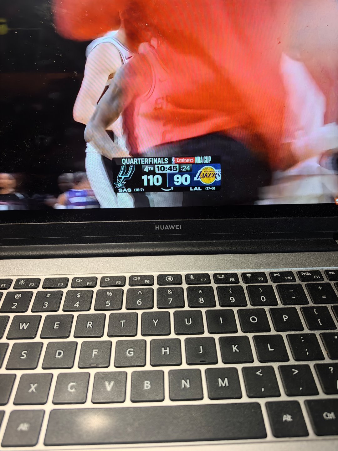 某人一上，77一下，比分拉开