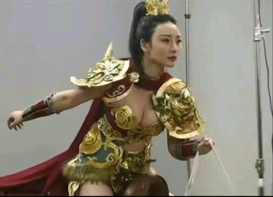 哪吒三太子不是男的吗？为啥要让一个女演员来演。还给穿成这样。
柳岩总是在节目里说