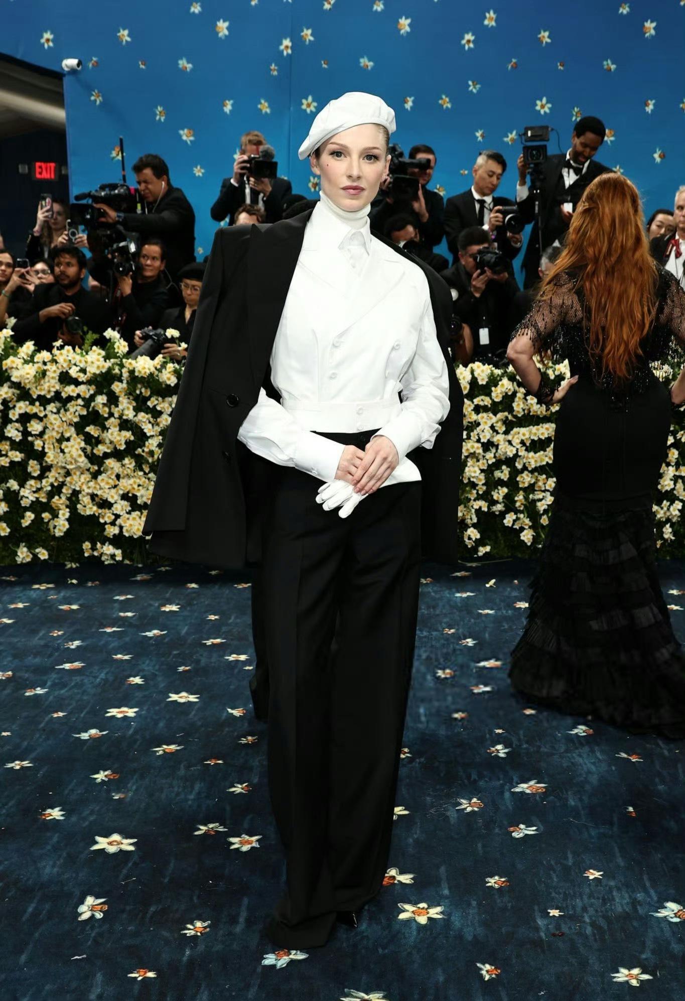 Hunter Schafer × Met Gala 2025.黑白配的 PRAD