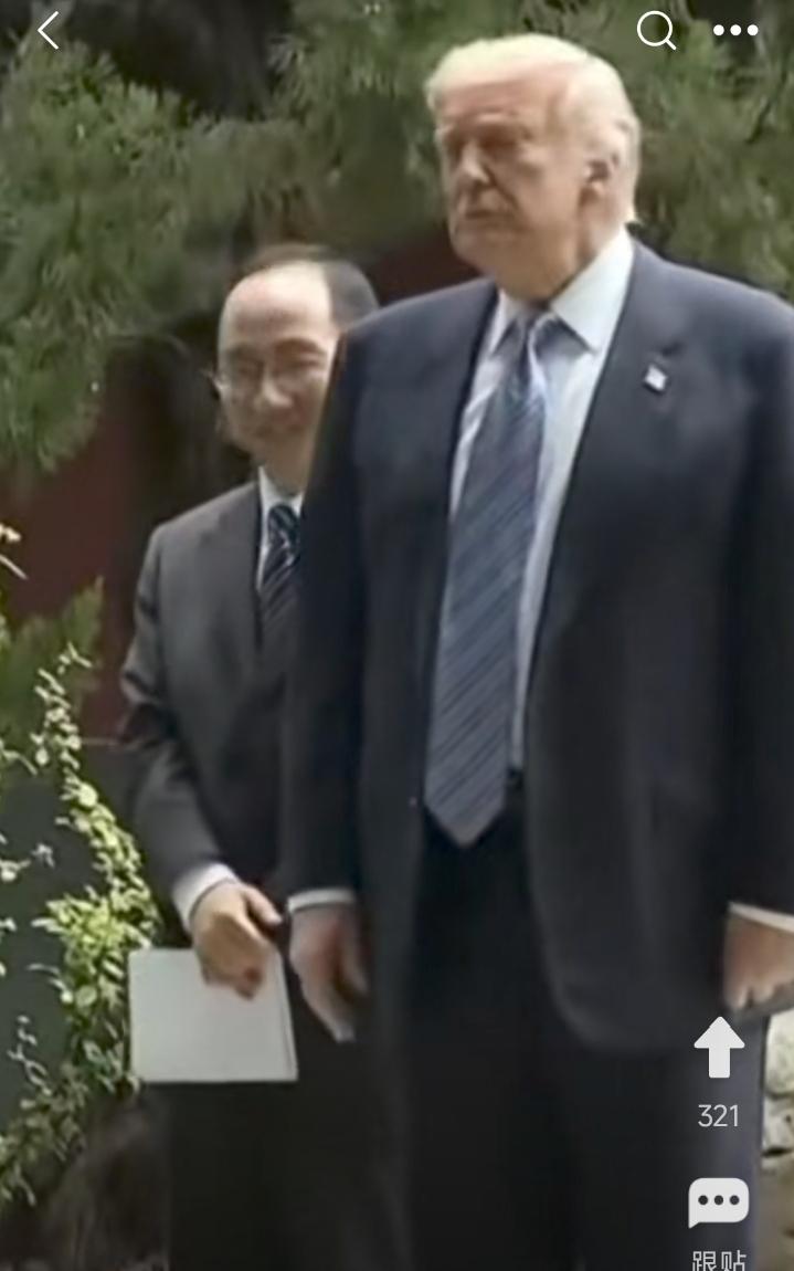 特朗普年纪大了，自然登不上八达岭长城，只能在中南参观园林古树美景。