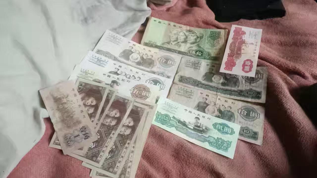 昨天抖音后台有一位老人给我发私信，说他年轻时花剩下一些老纸币，问我要不要，后来我