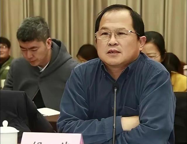 “中国应跟美国缓和关系，抛弃俄罗斯！”2022年上海知名教授胡伟建议道，他还建议