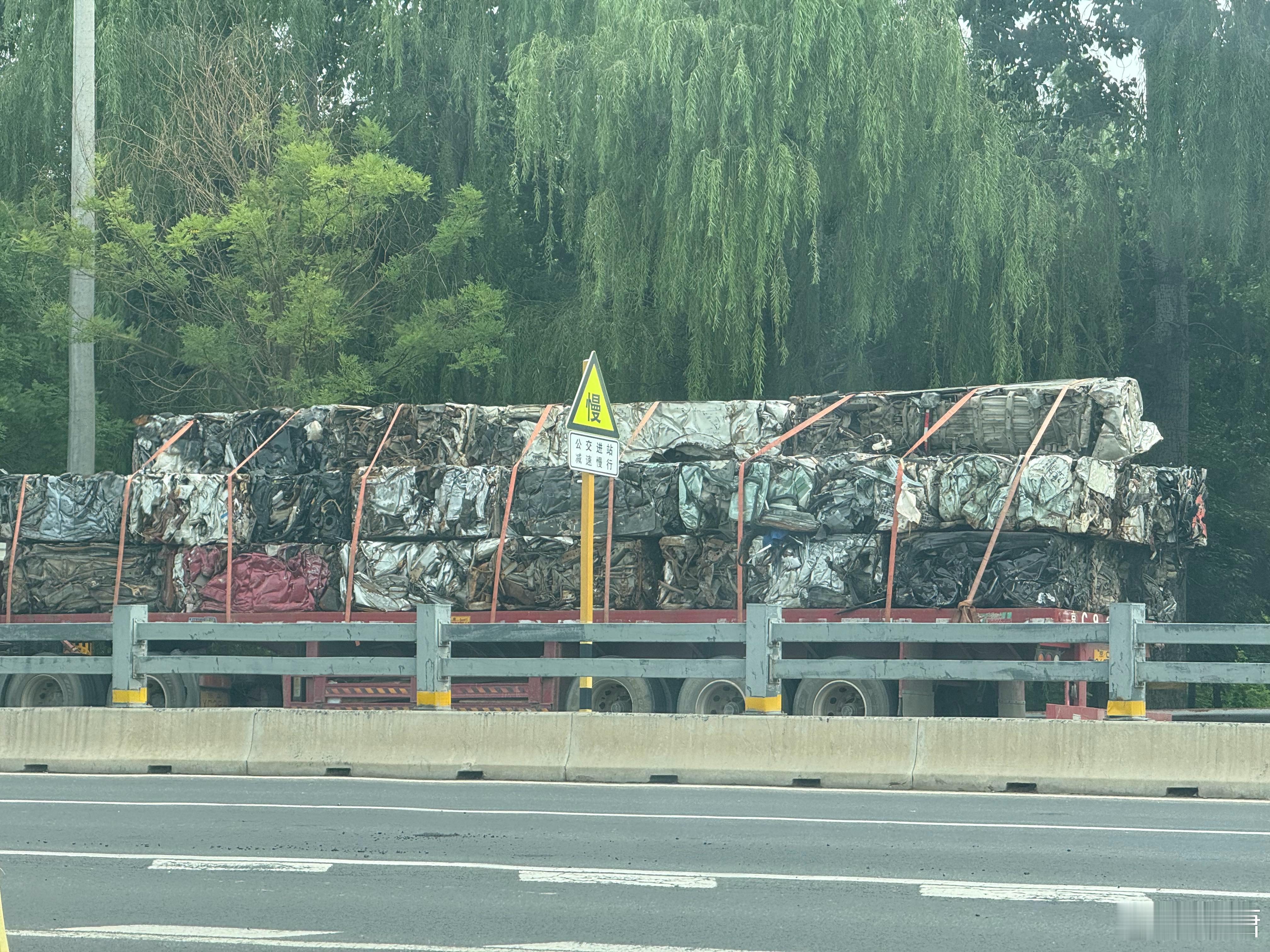 这都是一辆辆汽车，人以后都是小盒，车也是[爱你] ​​​