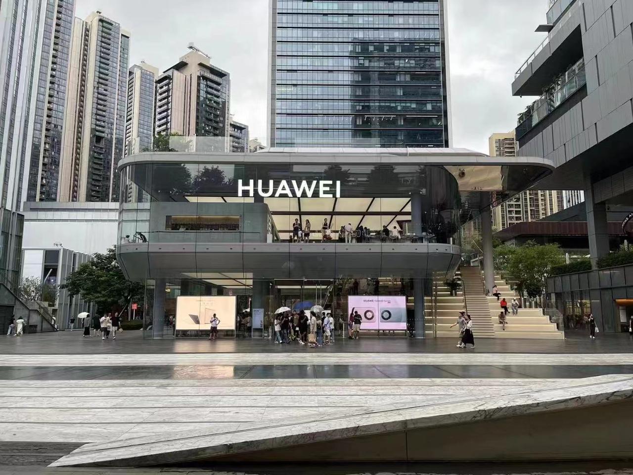之前华为门店都没什么人~
而现在人满为患，估计苹果看到都羡慕！

话说，苹果搞一