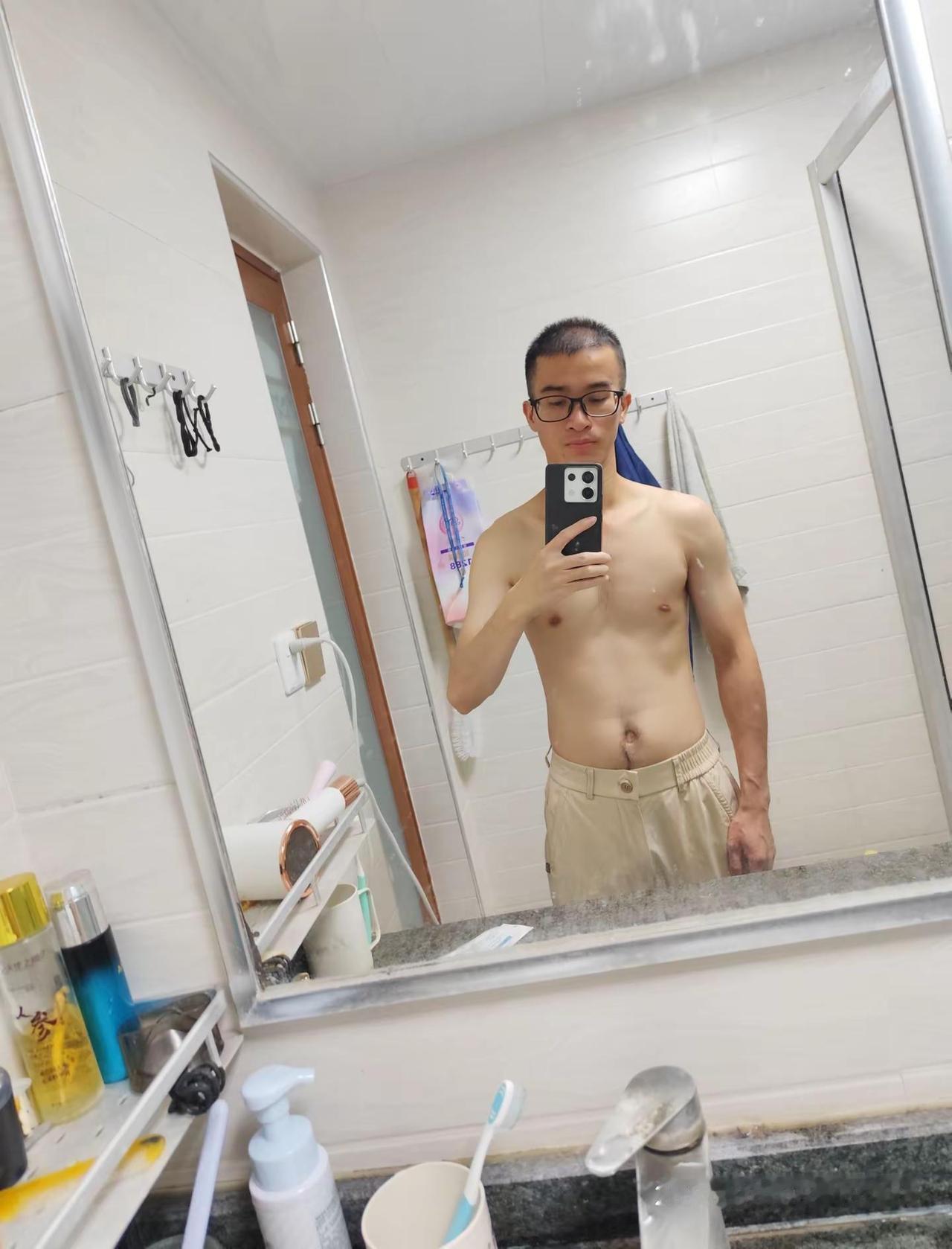 苍天啊，竟然被人说我胖？真是没天理。32岁的老登真的逃不掉秃头，没办法了给几年没