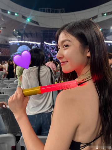 演唱会现场的李兰迪追星成功的李兰迪好快乐 置身热闹的演唱会现场，终于如愿奔赴心仪