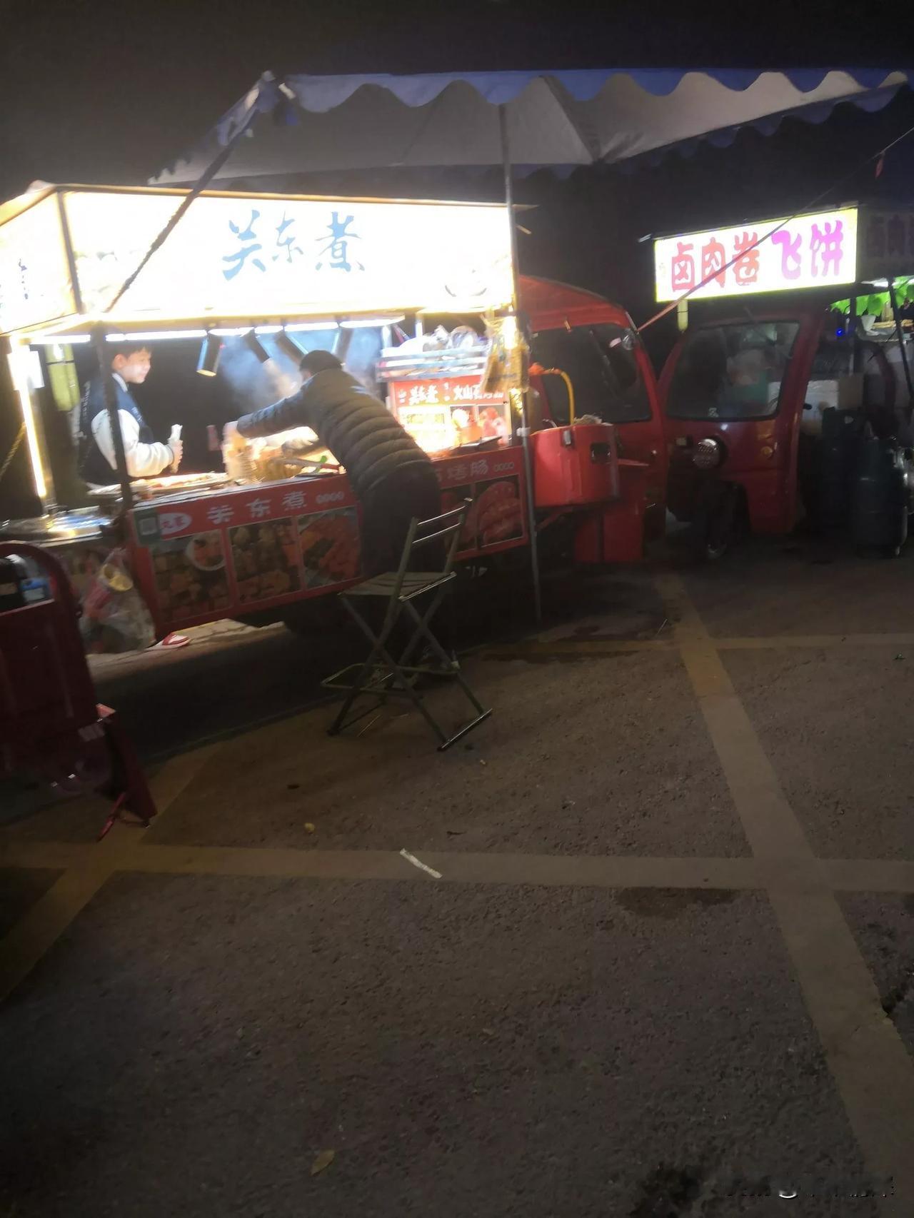 你们喜欢吃地摊美食吗喜欢吃地摊货，喜欢地摊美食，但是作为农村人，路过美食的摊位，