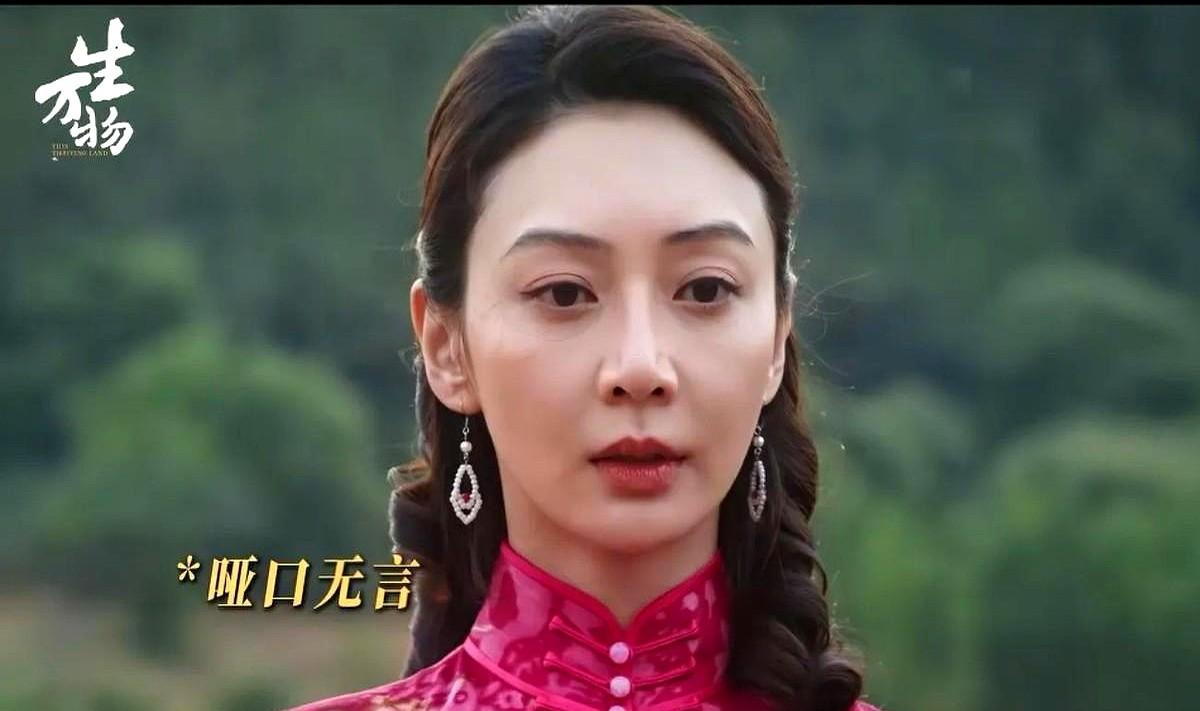 露露一进门就抢鸡食盆，把玉米撒得满地，大脚娘的脸当场挂不住，这动作摆明告诉老人：