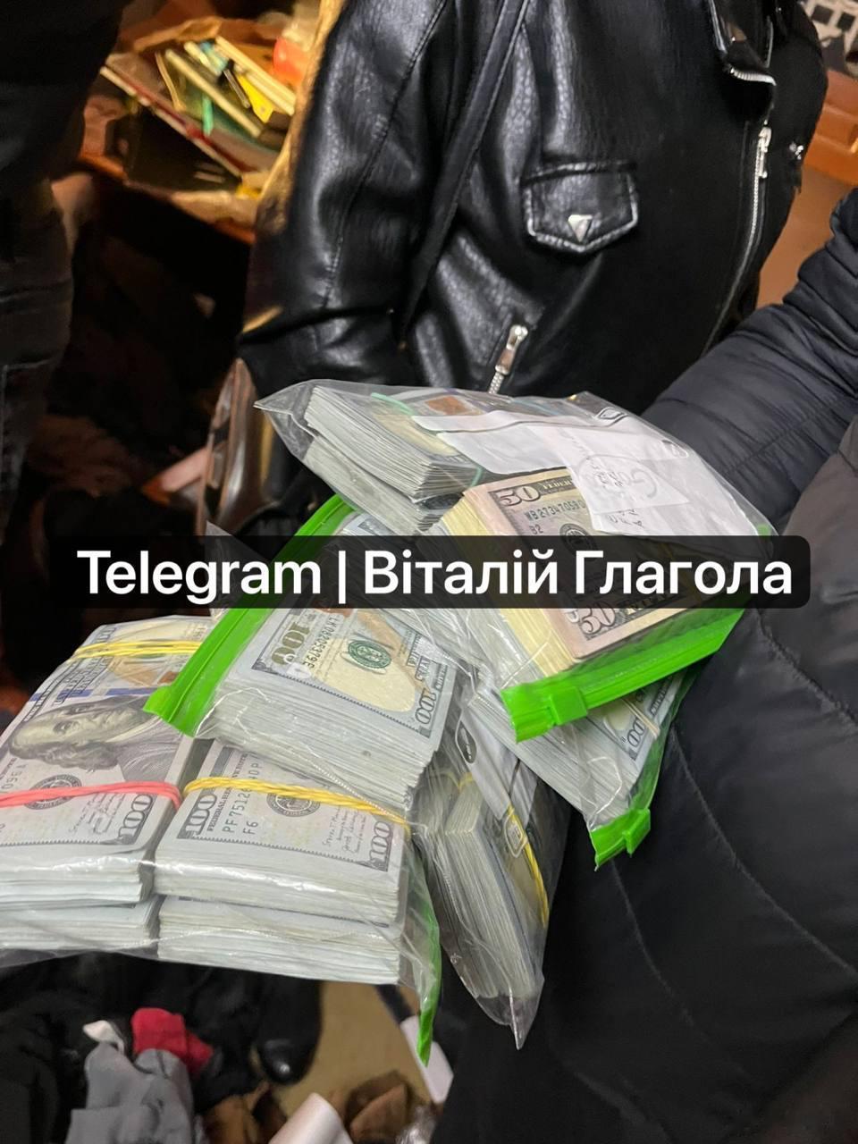 外喀尔巴仟州贝雷戈沃市的乌克兰征兵办中心负责人因受贿被逮捕。乌克兰警方在这名乌克