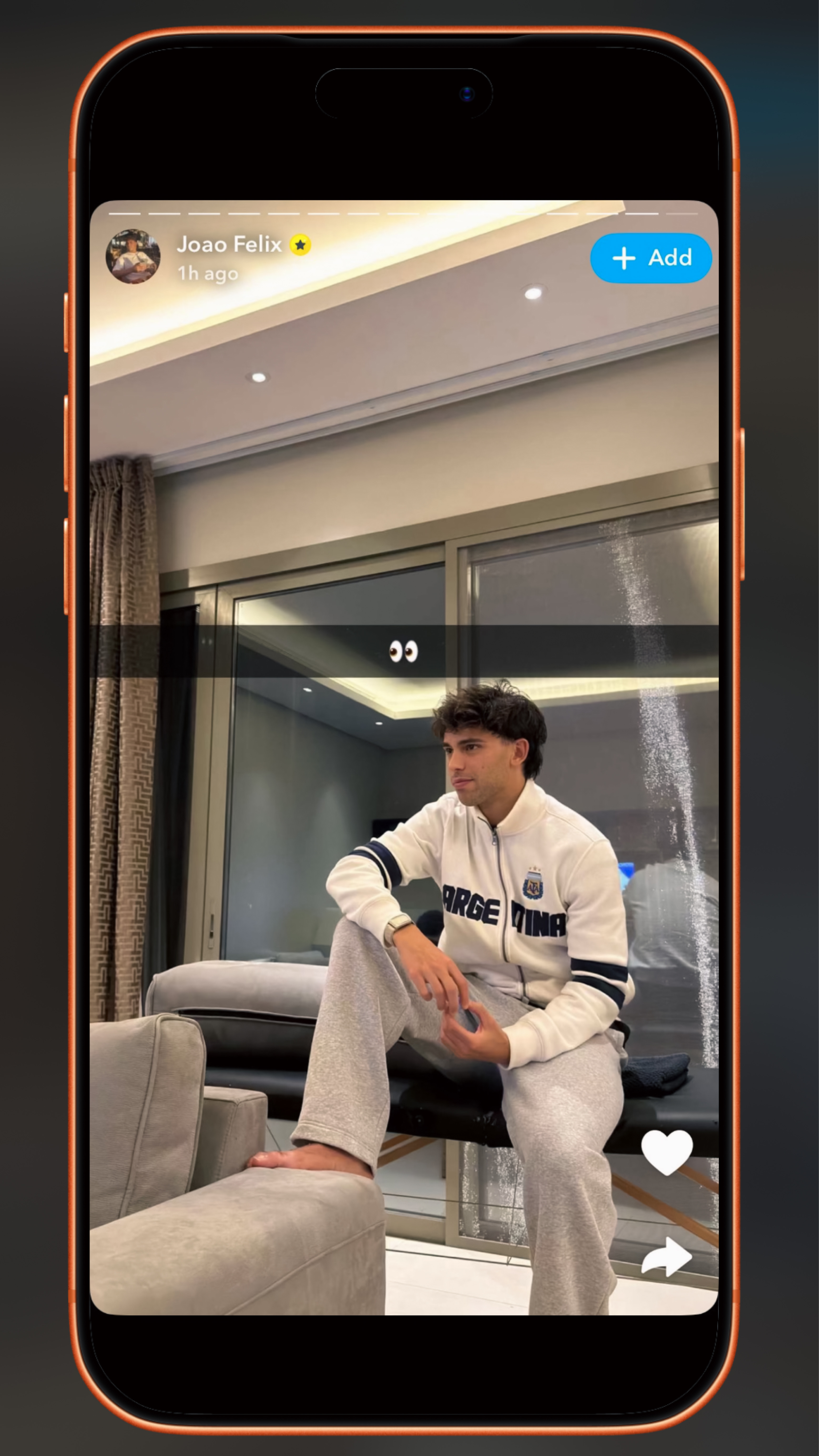 这广告打归打，但是胸前顶个阿根廷队徽真的好吗