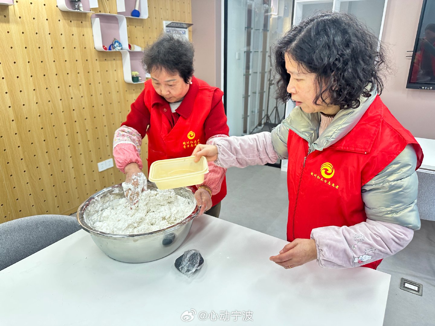 宁波一碗热汤圆温暖独居老人心 宁波镇海“共富工坊”开展“爱心汤圆暖桑榆”元宵活动