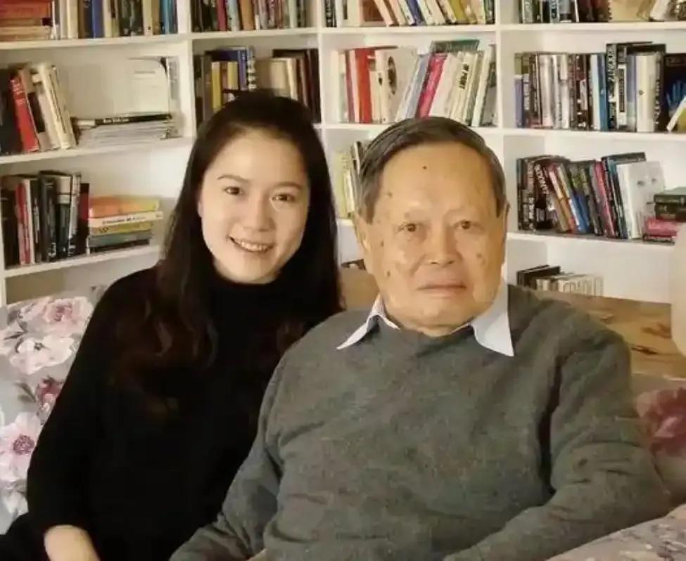物理学家杨振宁去世了，享年103岁。
杨振宁是继爱因斯坦后最伟大的物理学家了。退