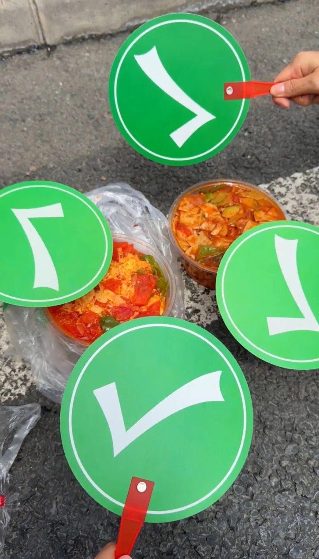 “外卖果然万能啊！”五一期间，一女子在高速路遭遇大堵车，饥饿难耐之下，她抱着试一