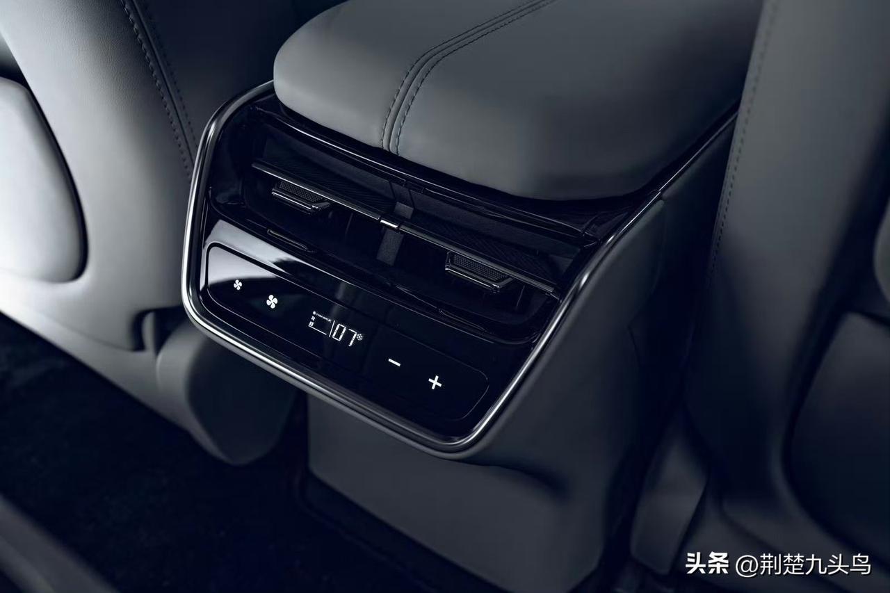 广汽丰田铂智7这次，真的跳出了传统合资的固有思路，打法完全不一样了。
和粉丝强沟