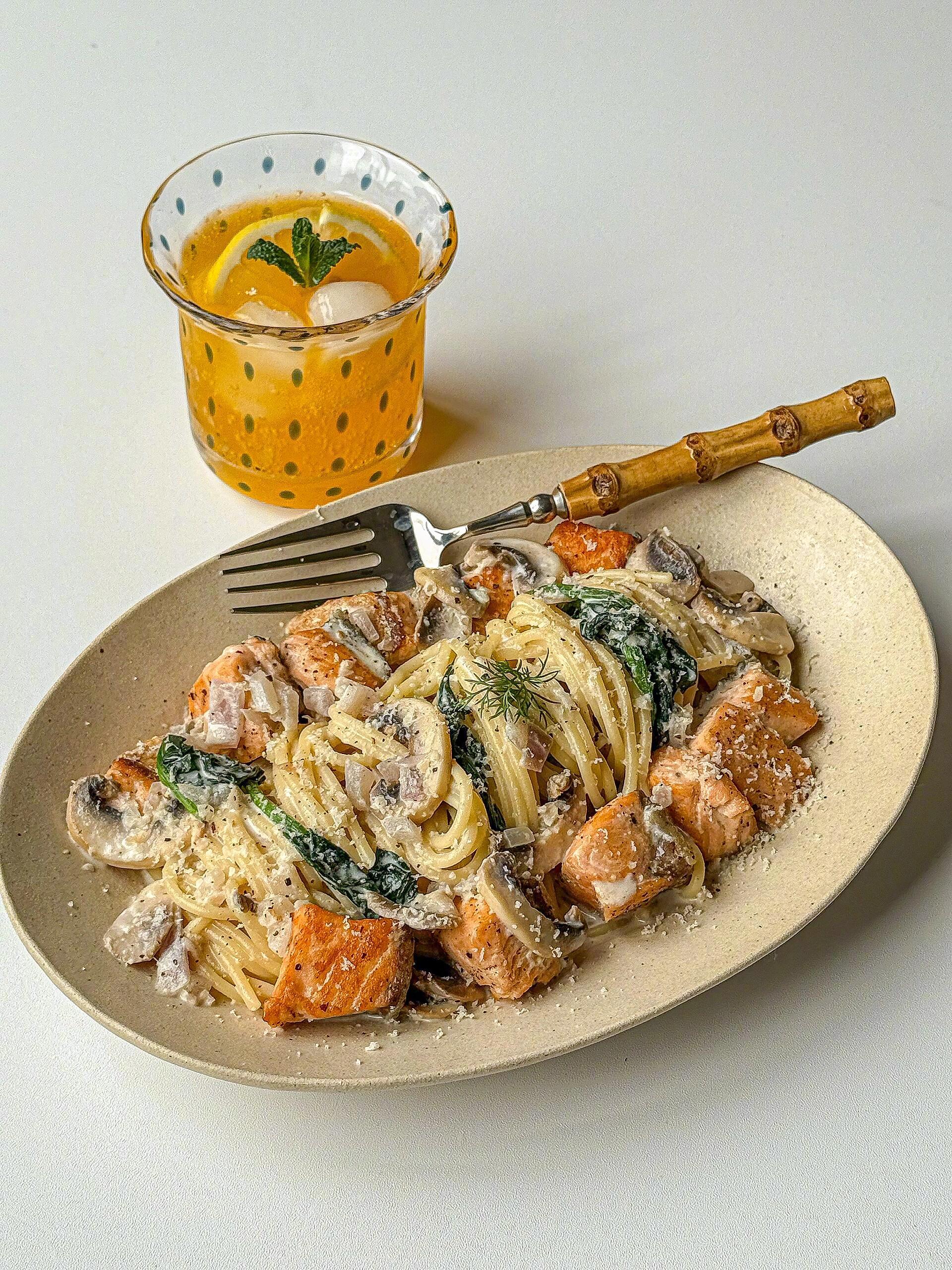口蘑三文鱼意面🍝奶香浓郁 一口沦陷香煎三文鱼配上奶香浓郁的口蘑意面奶香浓郁、低