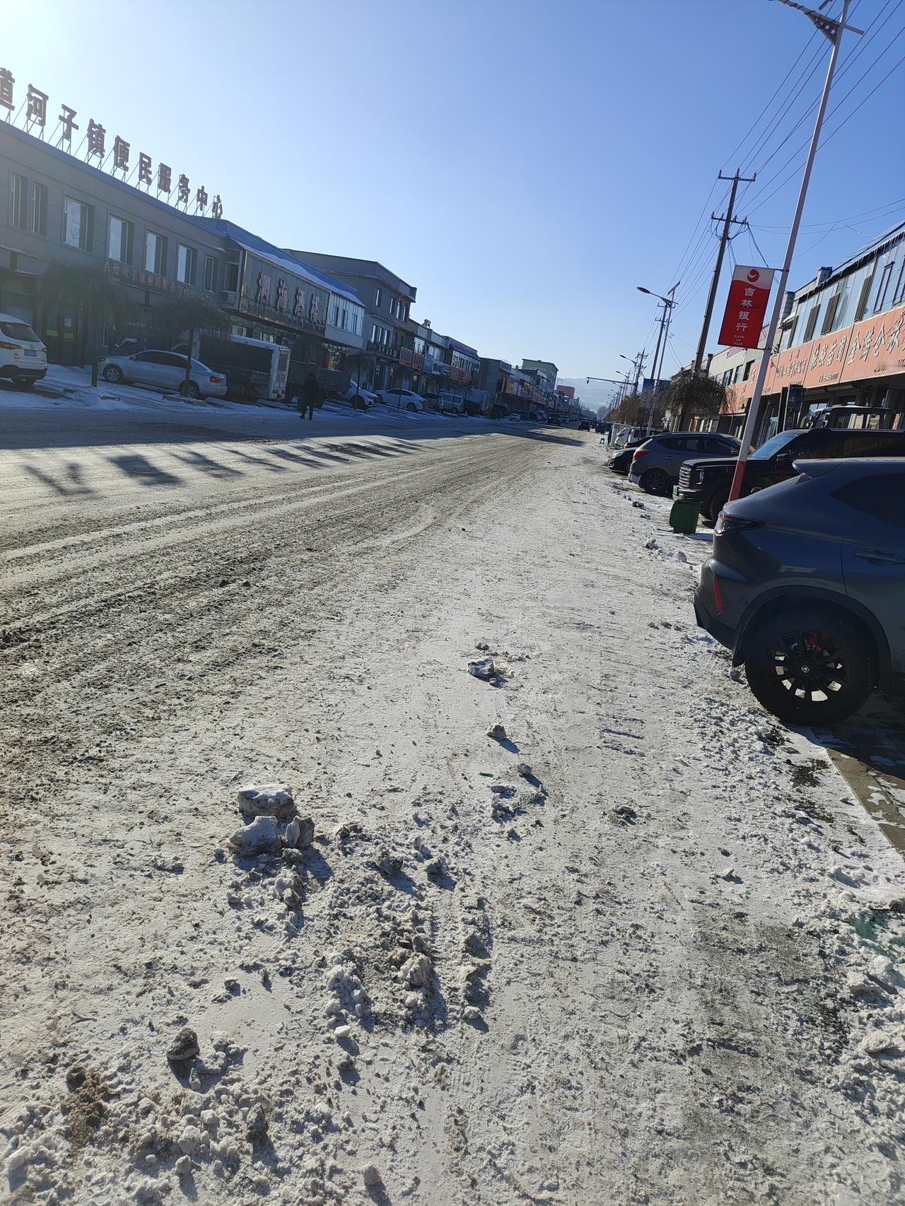 冬日生活打卡季 看出来这是冬天吗？其实这就是冬天，千真万确。街道上的雪已被压化，