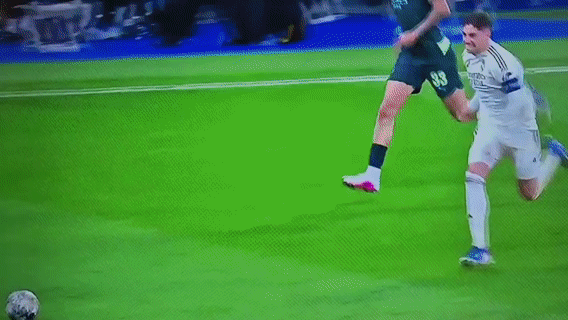 大家不要再讨论多纳鲁马的失误了。
有人说他担心抱球之后滑出禁区被红牌罚下；
还有